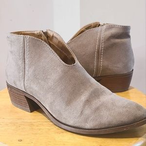 Qupid Taupe tan suede ankle booties 7.5